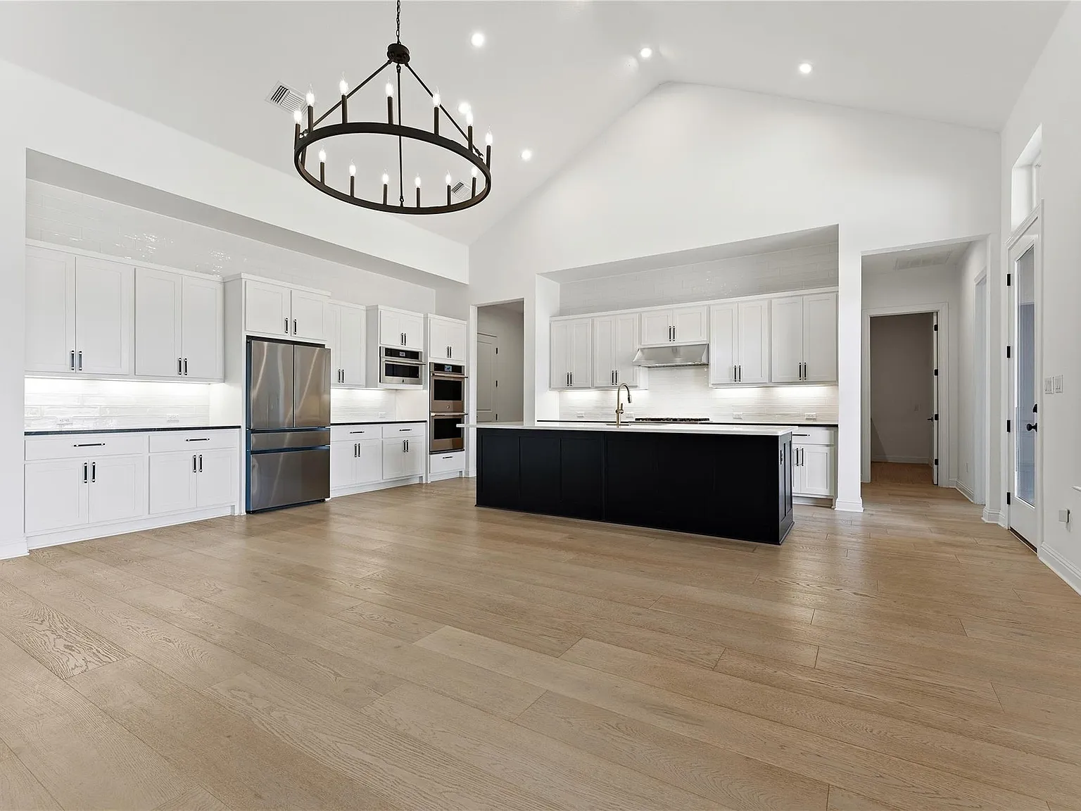 4 bed, 4.5 bath, 3590 sqft, $5,500 — Photo 4