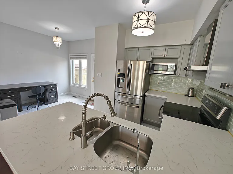 256 Glenashton Dr — Photo 7