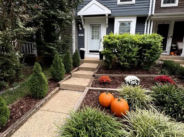 1679 Poplar Grove Dr, Reston, VA 20194
