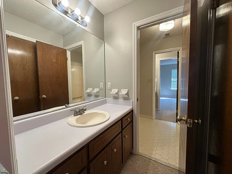 2448 Riverlook Dr — Photo 9