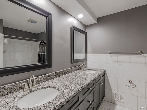 4th image of 1050 Top View Rd