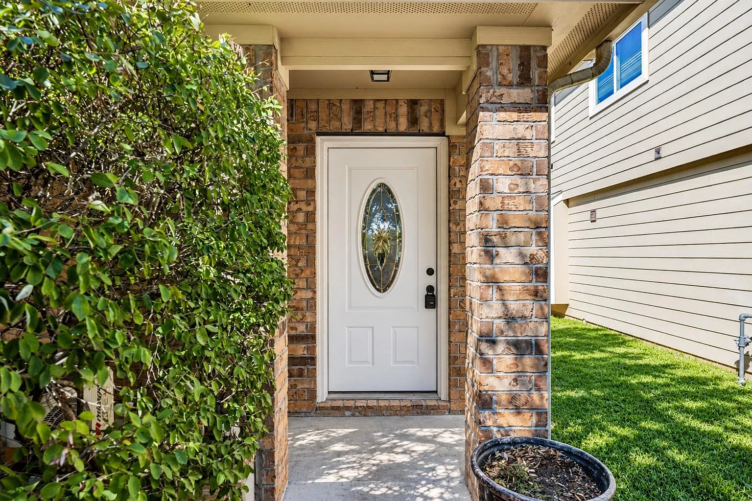 3 bed, 2.0 bath, 1410 sqft, $2,000 — Photo 2