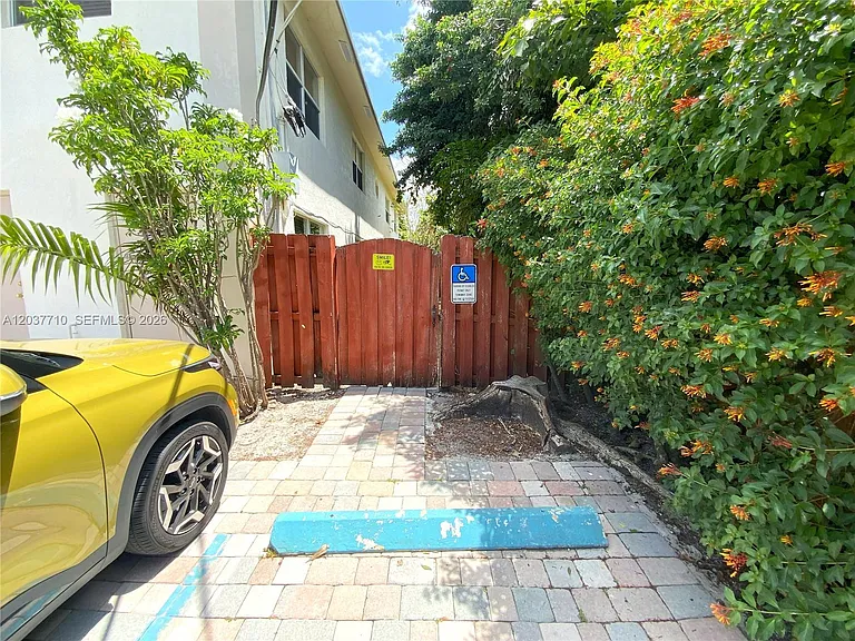 530 NE 15th Ct #7 — Photo 9