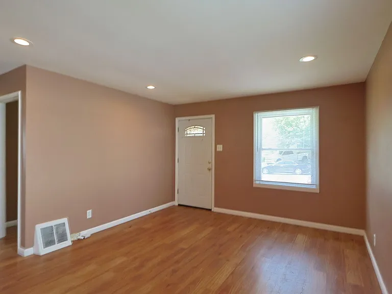 325 Caithness Rd — Photo 3