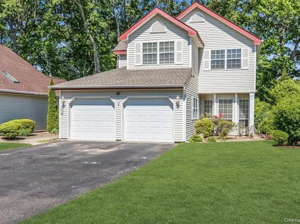 112 Dorado Court S, Middle Island, NY 11953