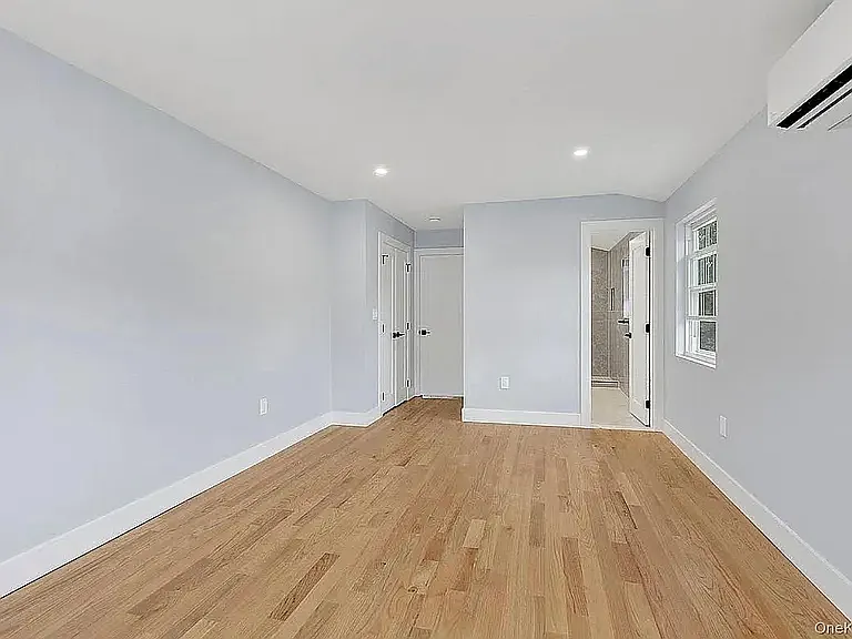 Building Photo - 179th St