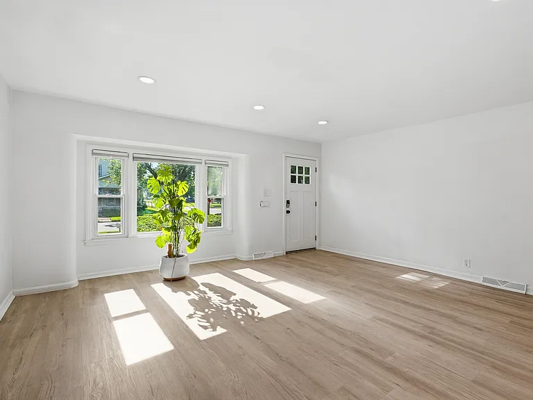 3175 McDowell St — Photo 4