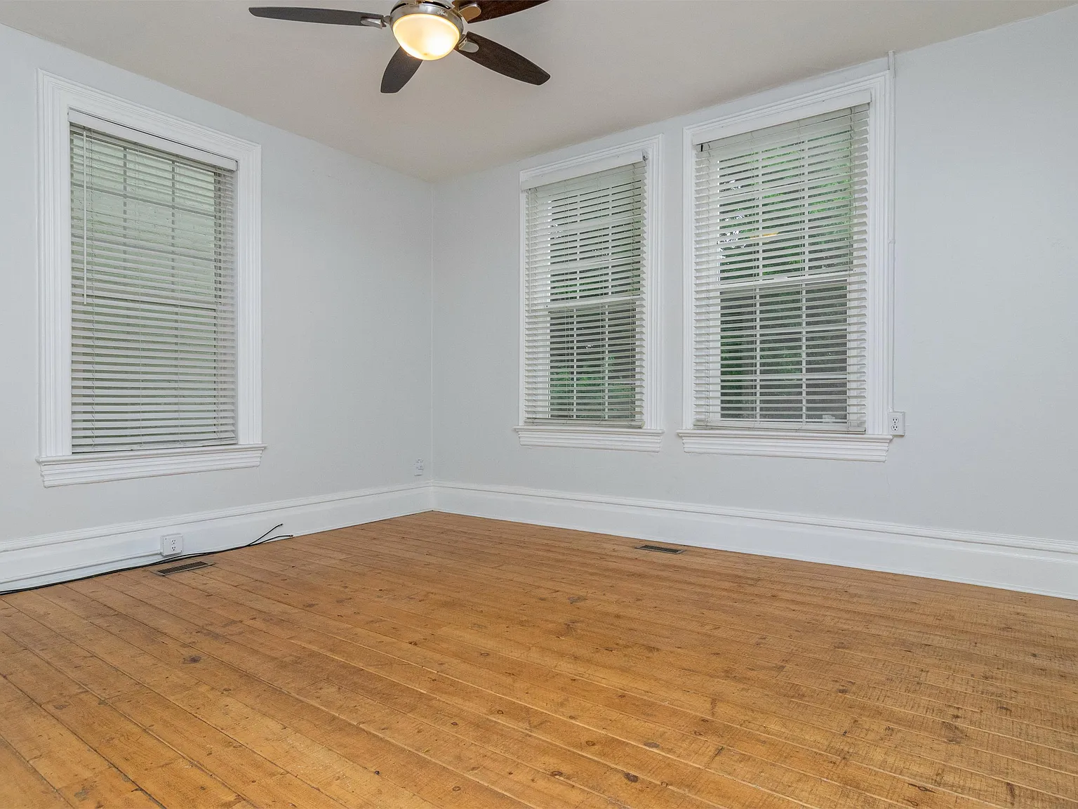 900 East 235 S - 237 S. — Photo 3