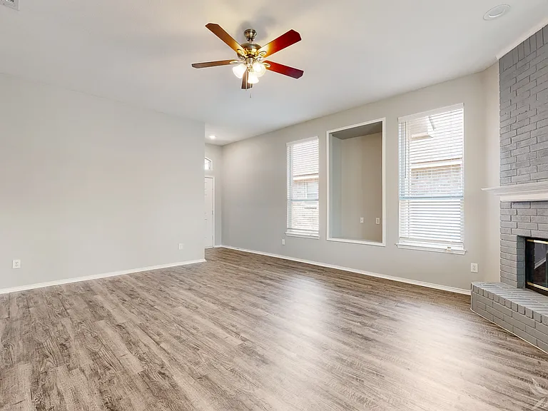 346 Leisure Ln — Photo 4