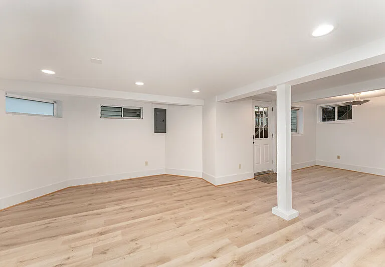 5523 Woodlawn Ave N — Photo 9