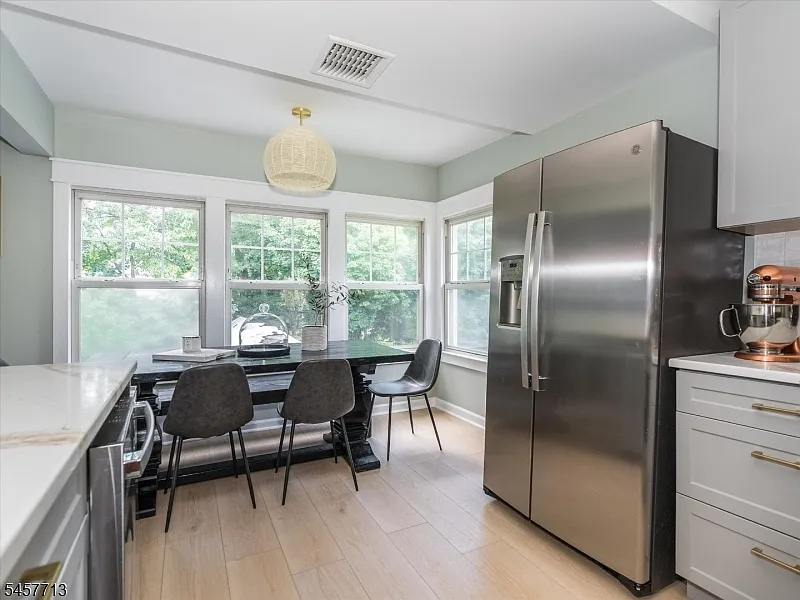 3 bed, 2.0 bath, 1187 sqft, $4,500 — Photo 3