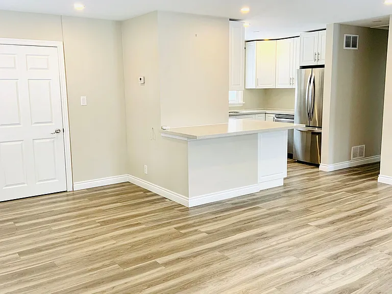 513 Rossland Rd E #UPPER — Photo 4