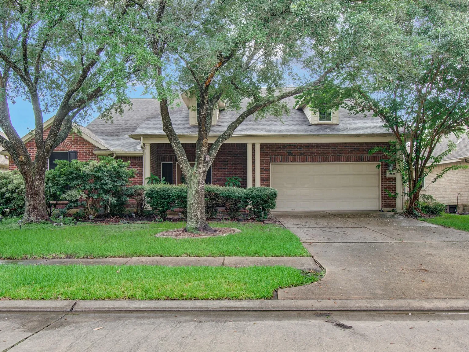 3 bed, 2.5 bath, 2680 sqft, $2,399 — Photo 1