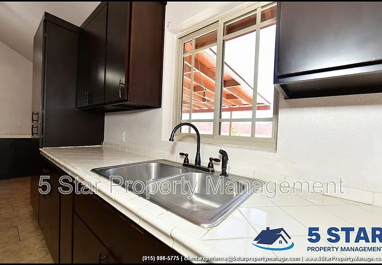 908 Bolivia St — Photo 17