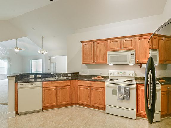 5th image of 200 Avonlea Pl #200