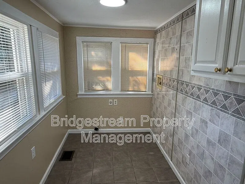 3 bed, 1.5 bath, 944 sqft, $1,350 — Photo 4