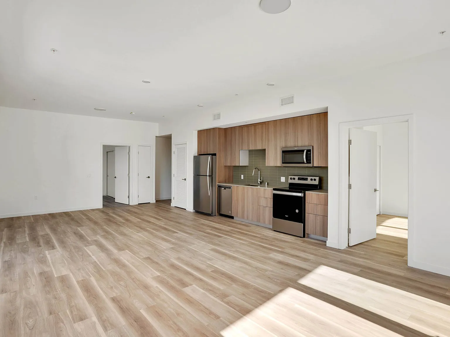 2221 S Western — Photo 3