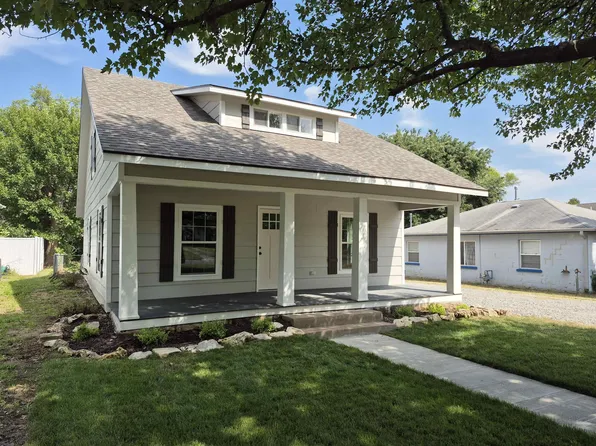 208 S Walnut St, Douglass, KS 67039