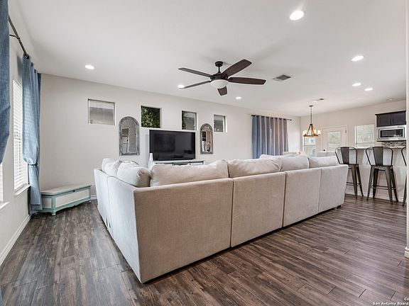 4th image of 752 Crestview