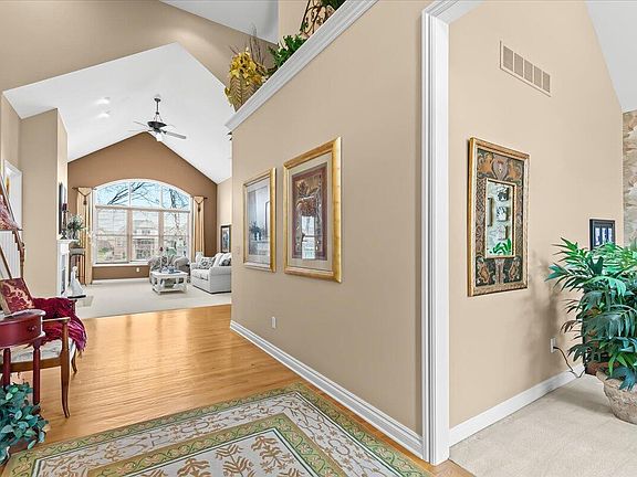 5th image of 10745 Cliffview Dr