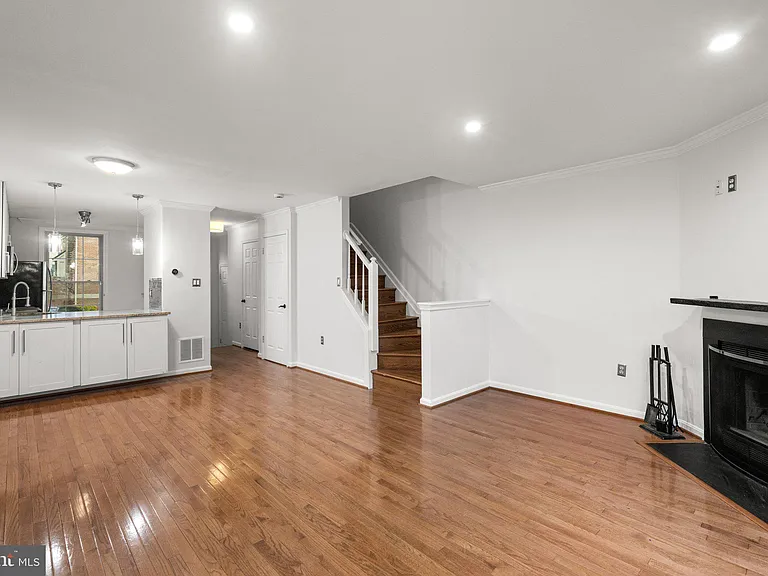 1120 S Kenwood Ave — Photo 7