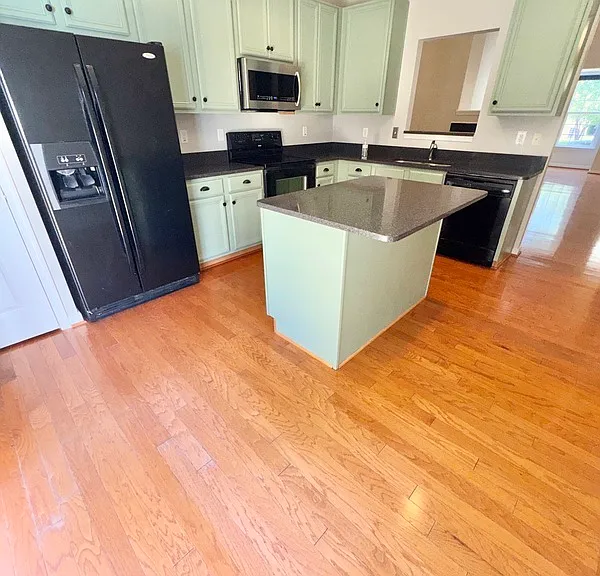 2409 Silver Lake Ter — Photo 12