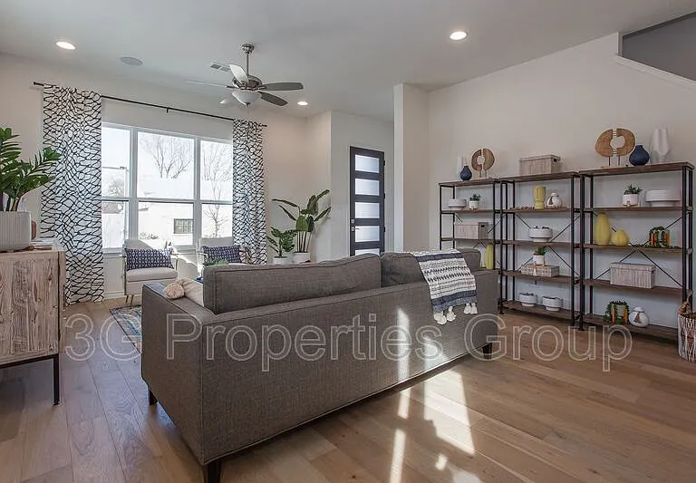2807 Stanley Ave — Photo 5