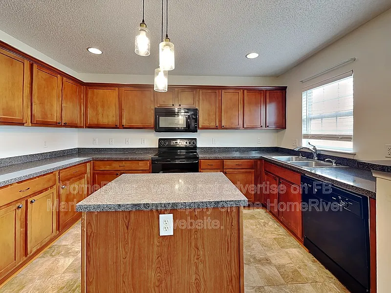 3 bed, 3.0 bath, 2364 sqft, $1,895 — Photo 4