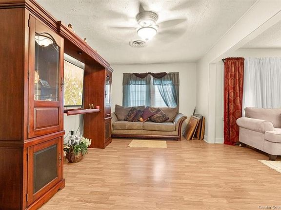 4th image of 2410 Gardenia St