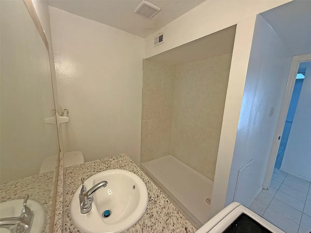 Building Photo - 12633 Memorial Dr #3/16