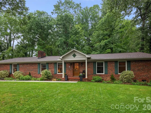 126 Mockingbird Dr, Hendersonville, NC 28792