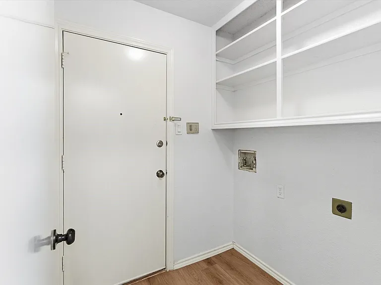 8181 Edge Water Dr — Photo 22