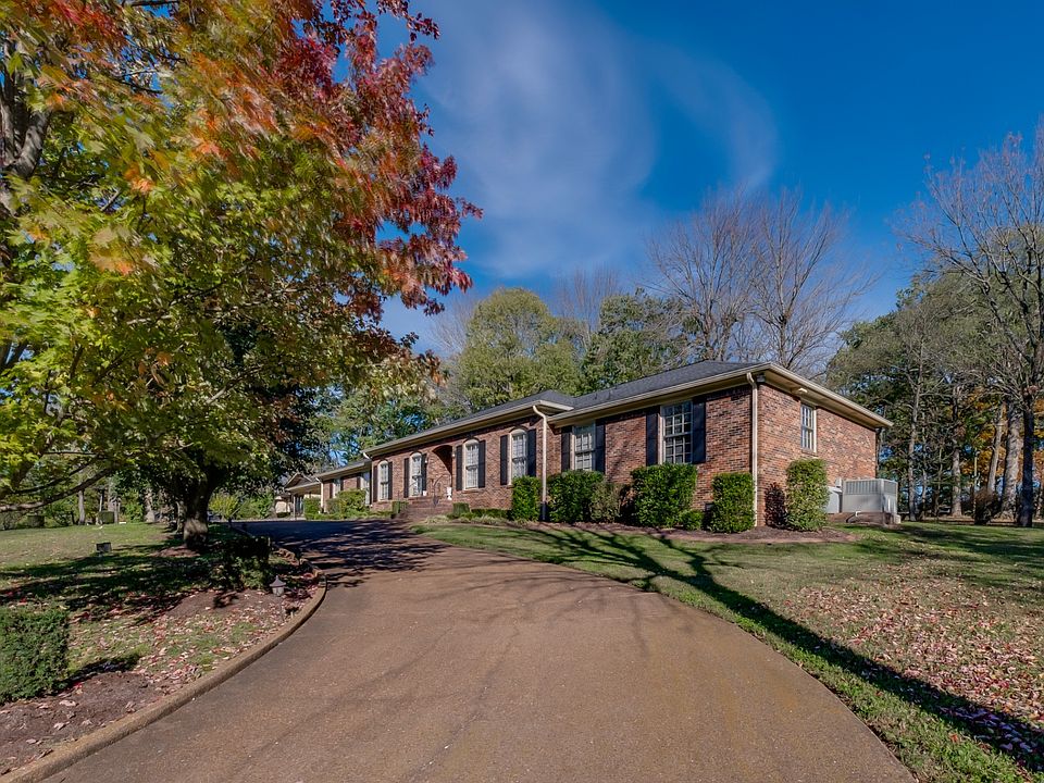 1st image of 804 N Summerfield Dr