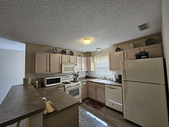 4th image of 945 Candler Pl