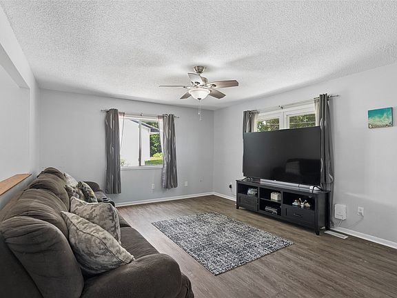 4th image of 2824 SE 10th St