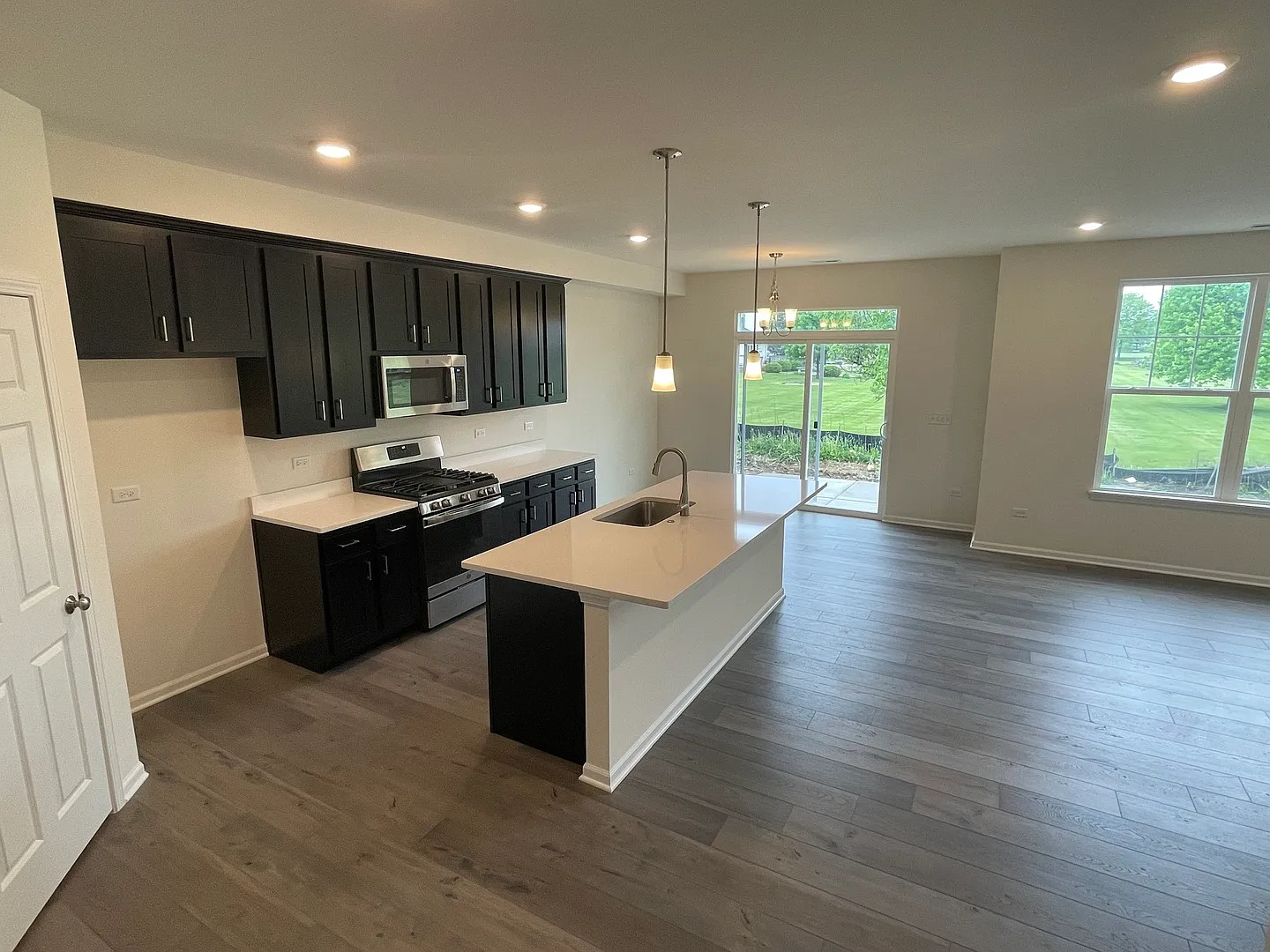 3 bed, 2.5 bath, 1781 sqft, $3,200 — Photo 4