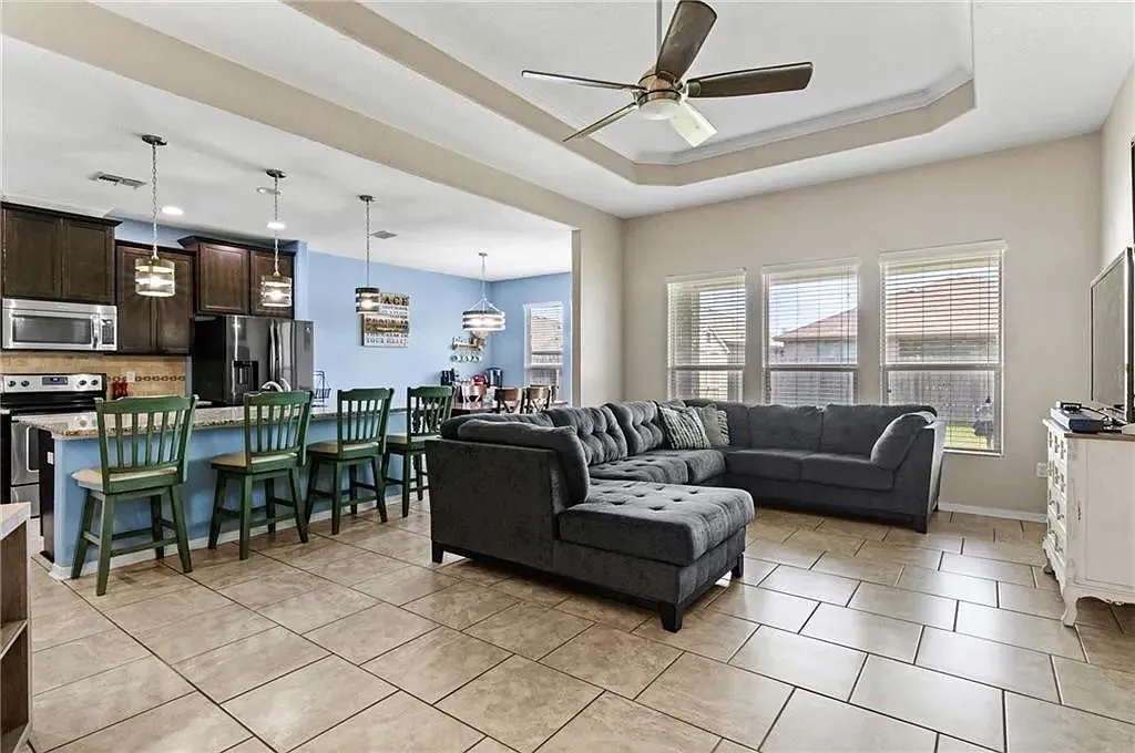 4 bed, 1967 sqft, $2,500 — Photo 4