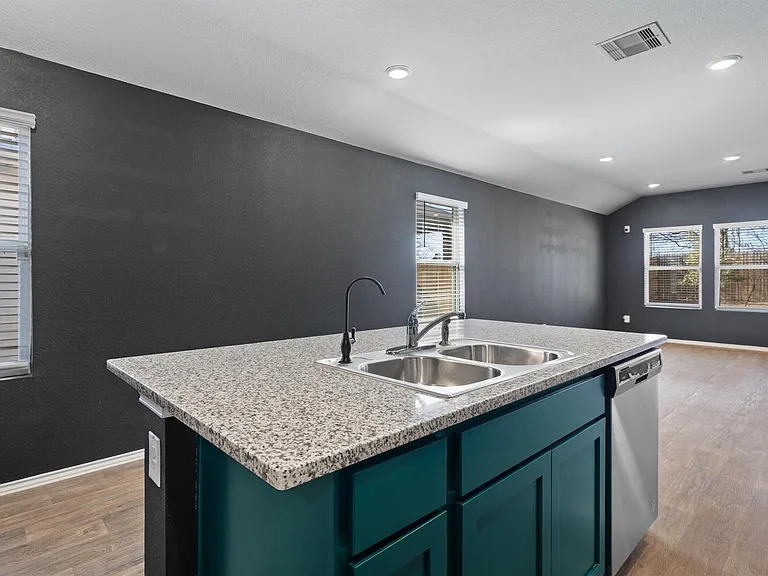 352 Sickle Loop — Photo 13