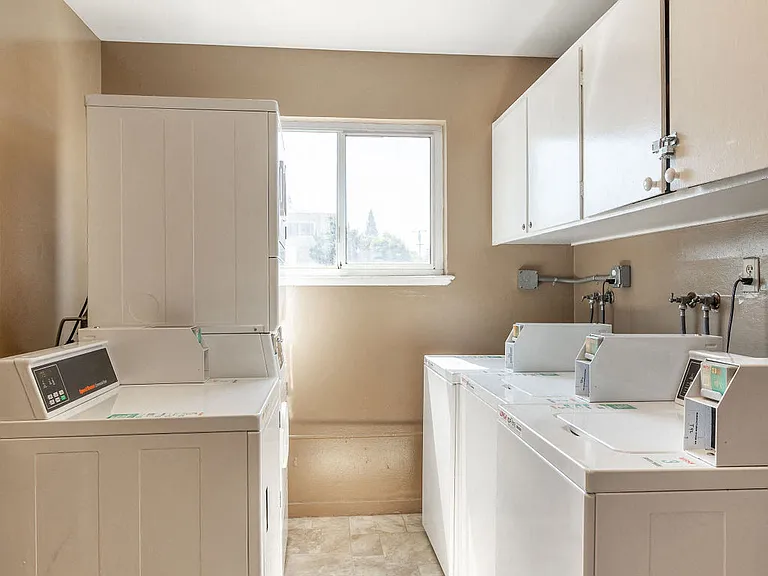 Golden Oaks Apartment — Photo 7