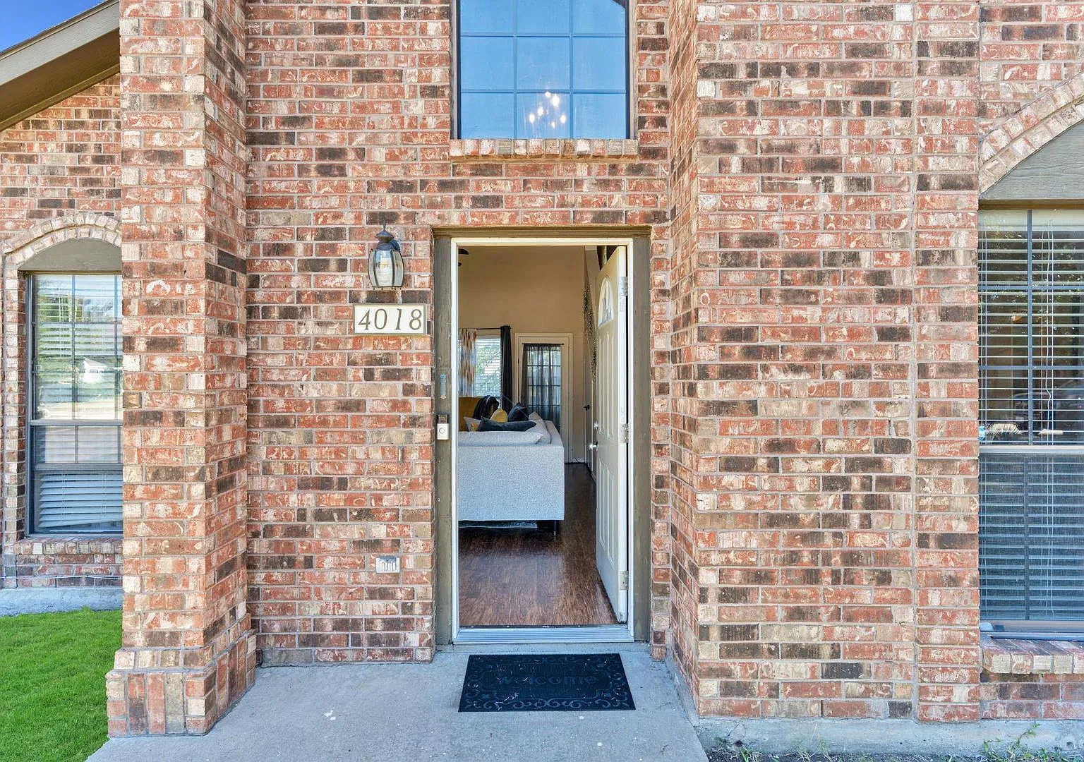 Beautiful 4 Bedroom Near Lake Ray Hubbard! — Photo 4