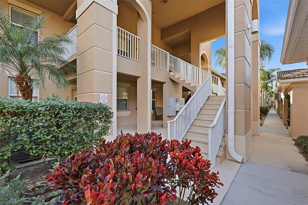 803 Fairwaycove Ln Unit 205