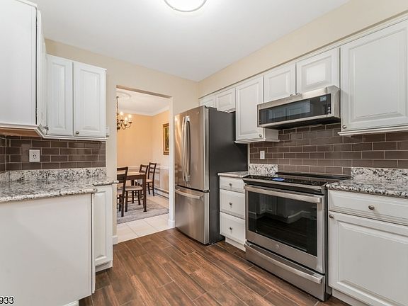 3rd image of 13 Ridgedale Dr
