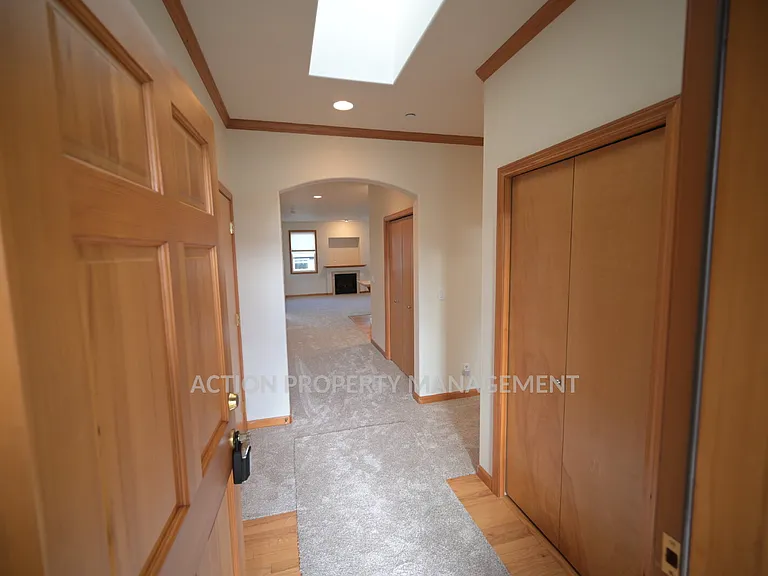 812 E Washington Pl — Photo 2