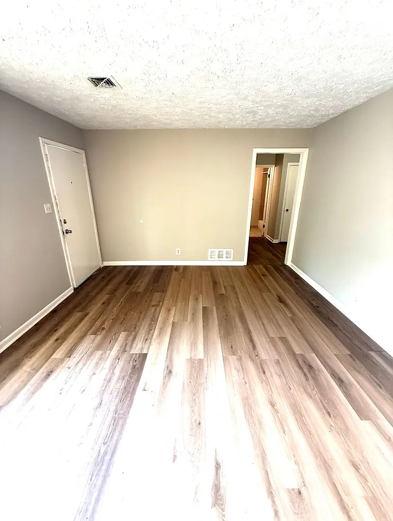 3 bed, 1.0 bath, 1008 sqft, $895 — Photo 4
