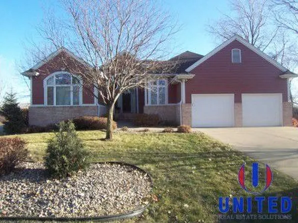 586 E Deerfield Cir, Dakota Dunes, SD 57049