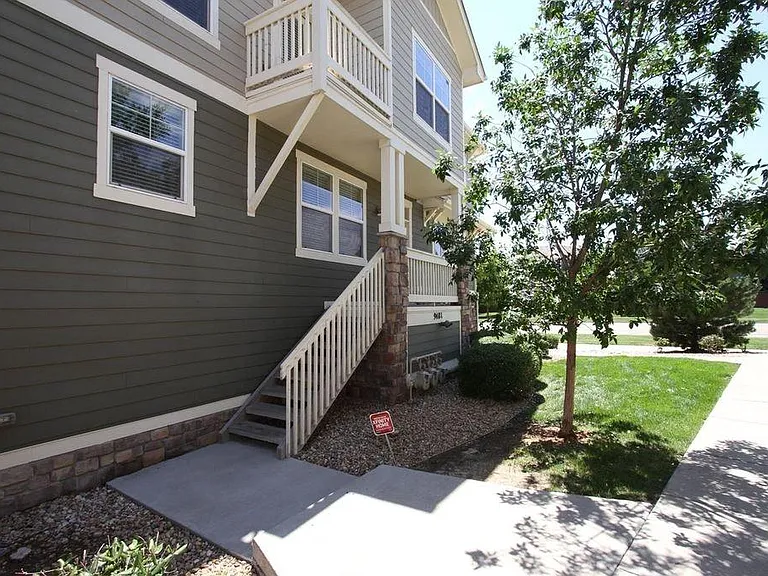 END UNIT ENTRANCE TO MAIN LEVEL