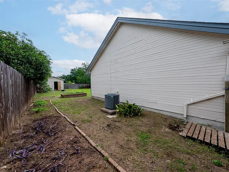 1702 Ireland Dr — Photo 24