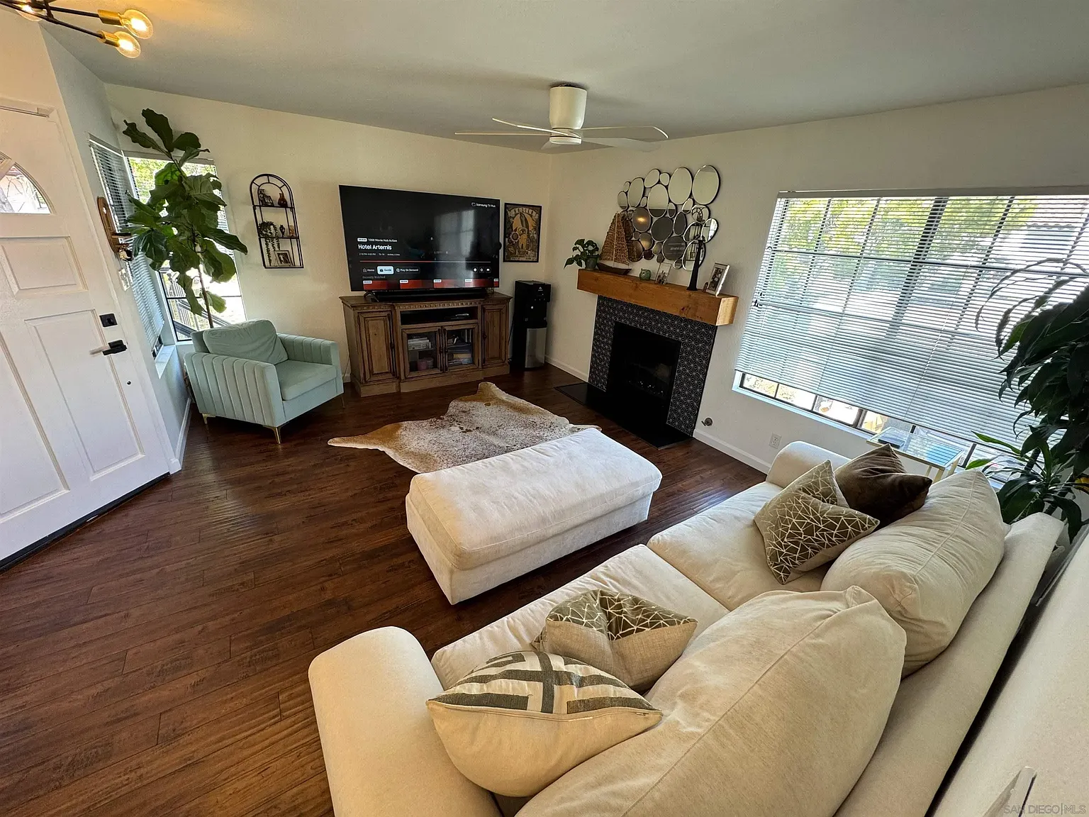2 bed, 2.0 bath, 942 sqft, $5,200 — Photo 2
