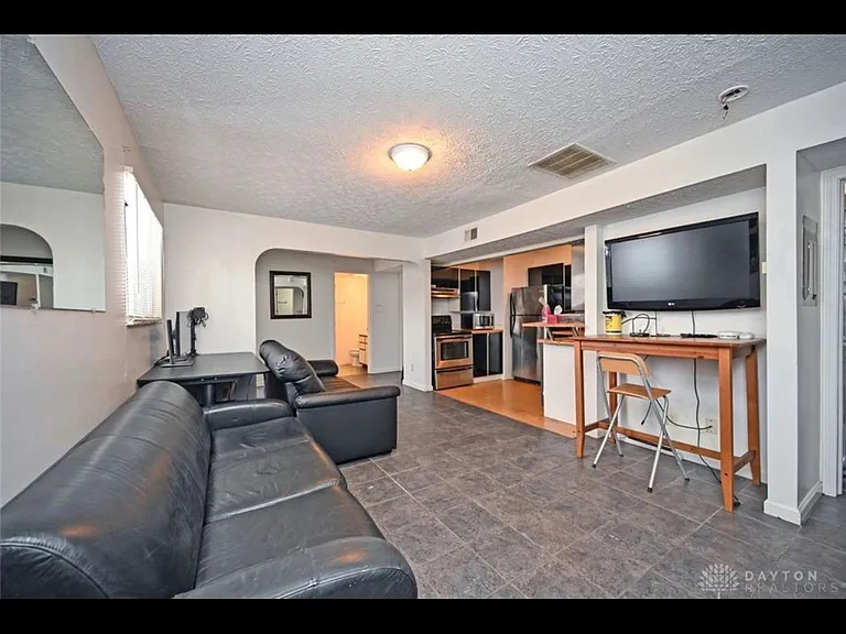 111-115 W Sycamore St #113 — Photo 2