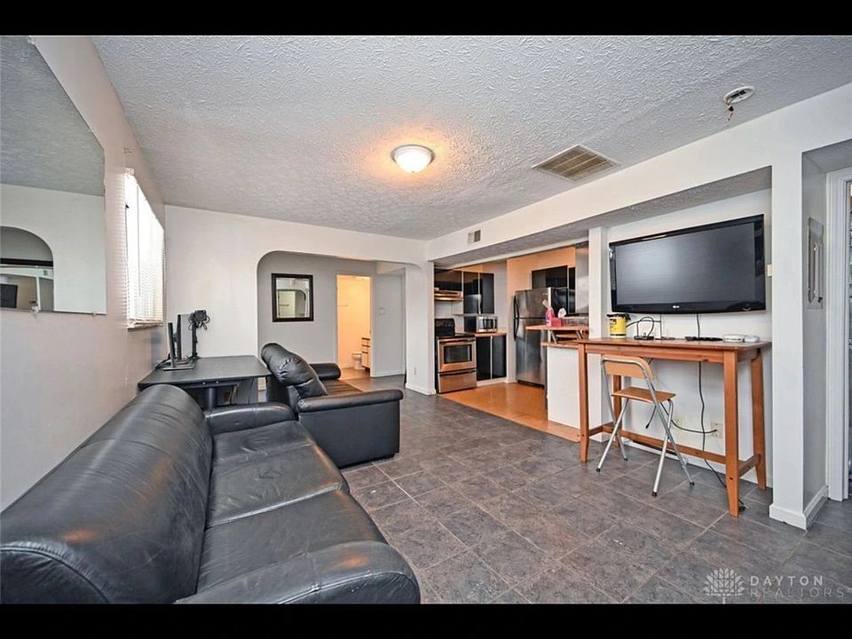 2nd image of 111-115 W Sycamore St #113